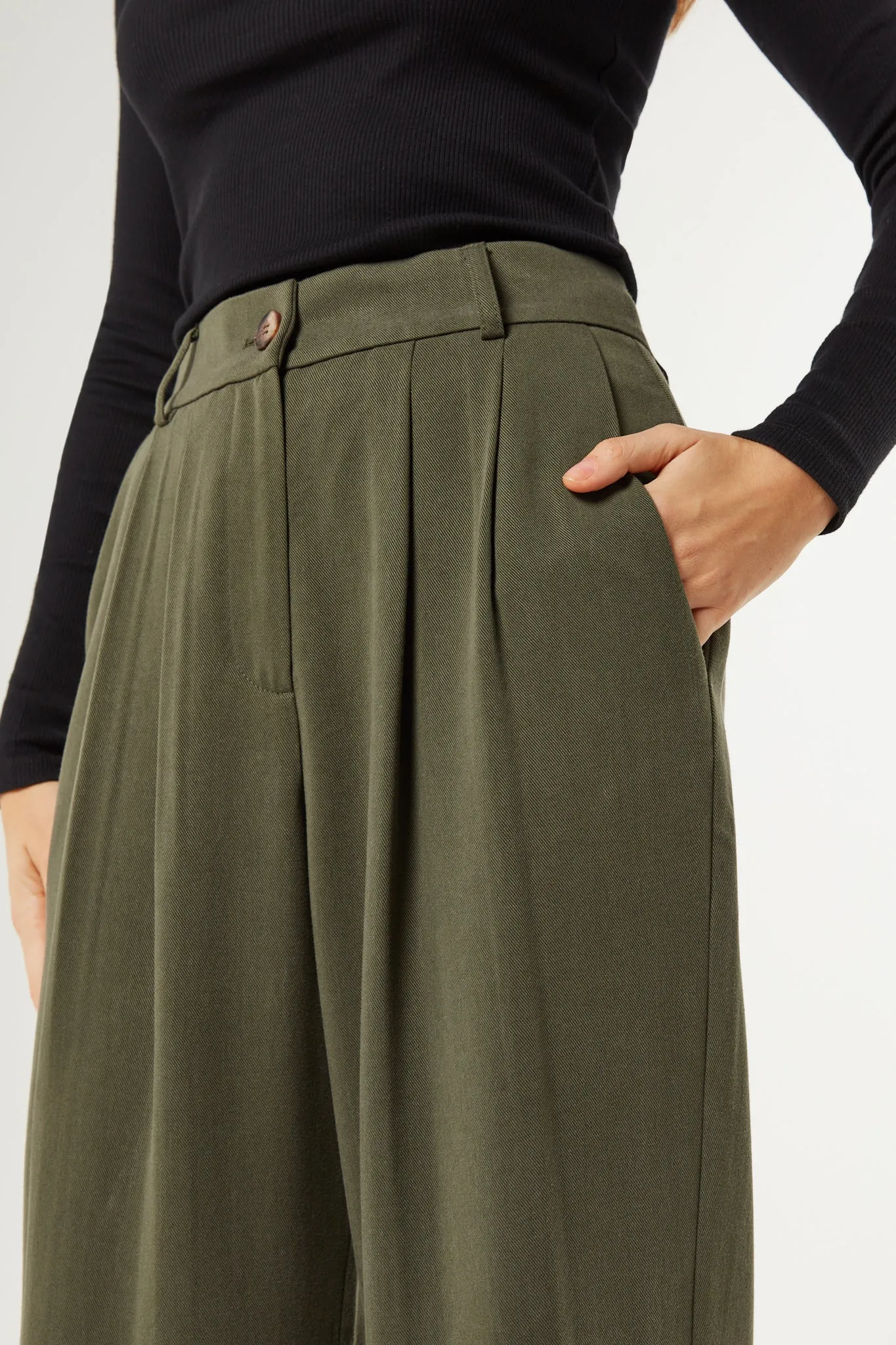 Cinnamon Straight Leg Trousers in Khaki