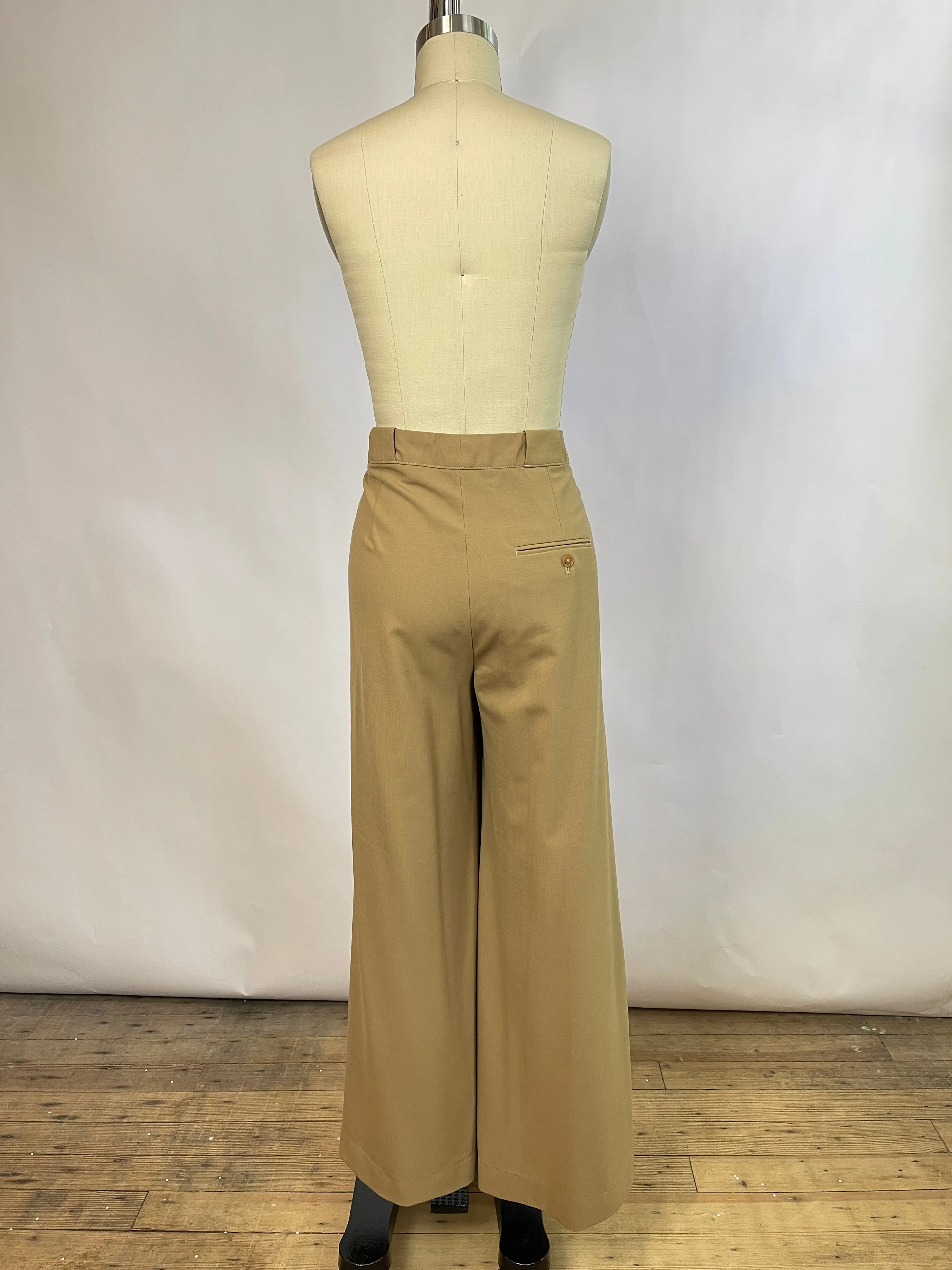 Closed Khaki Trousers (31/12)